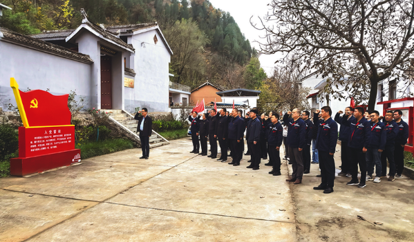 11月1日，中鐵七局西十高鐵項目黨支部開展“追尋革命遺跡 砥礪奮進前行”主題黨日活動，組織黨員干部前往陜西商洛市“麻街地下交通站”紅色教育基地實地踐學，旨在充分調動參建員工的積極性、主動性和創造性，凝心聚力決戰四季度。